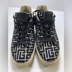 Elevate your sneaker game with these stunning Balmain Monogram Sneakers 44/10
